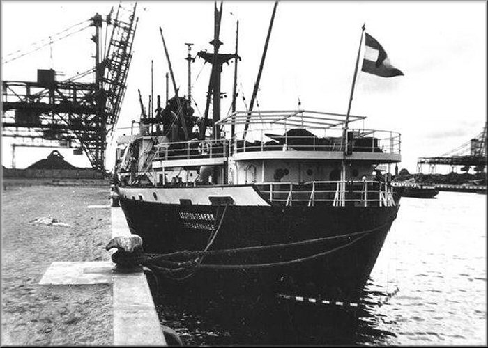 vns8.ss Leopoldskerk IJzererts lossen  uit GOA   INDIA  in Rotterdam.